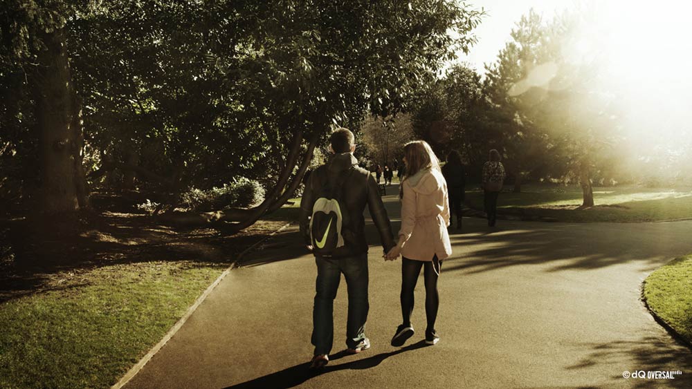 Couple holding hands walking in the park - カップル、公園の中を歩いて手をつないで SKU: li-0004