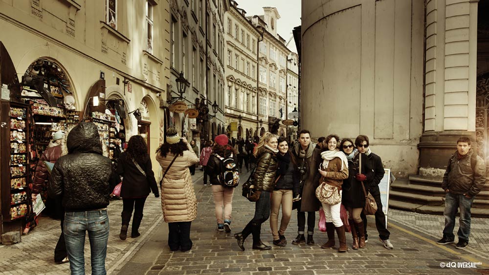Tourists posing for a photo on the street SKU: li-0007