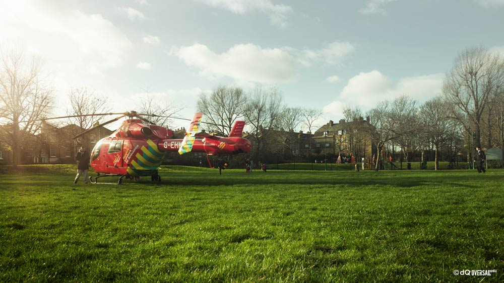 Red helicopter parked in the green park - 緑豊かな公園に駐車レッドヘリコプター SKU: mo-0011