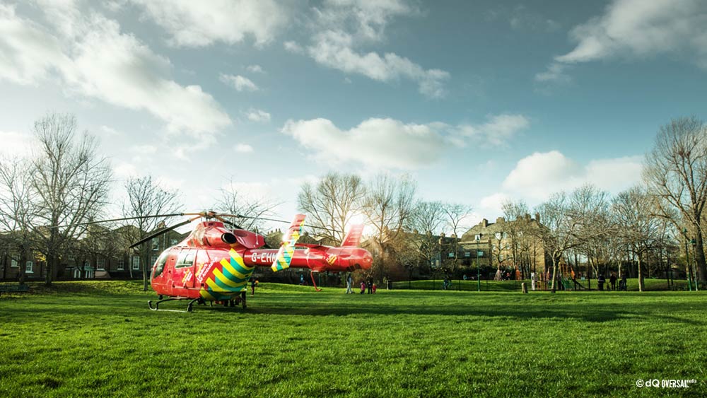 Red ambulance helicopter in the green park - 緑豊かな公園でレッド救急ヘリコプター SKU: mo-0013