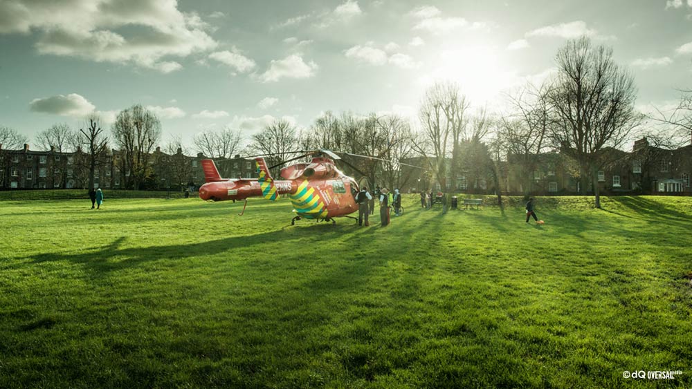 Red ambulance helicopter in the sunny park - 日当たりの良い公園でレッド救急ヘリコプター SKU: mo-0014