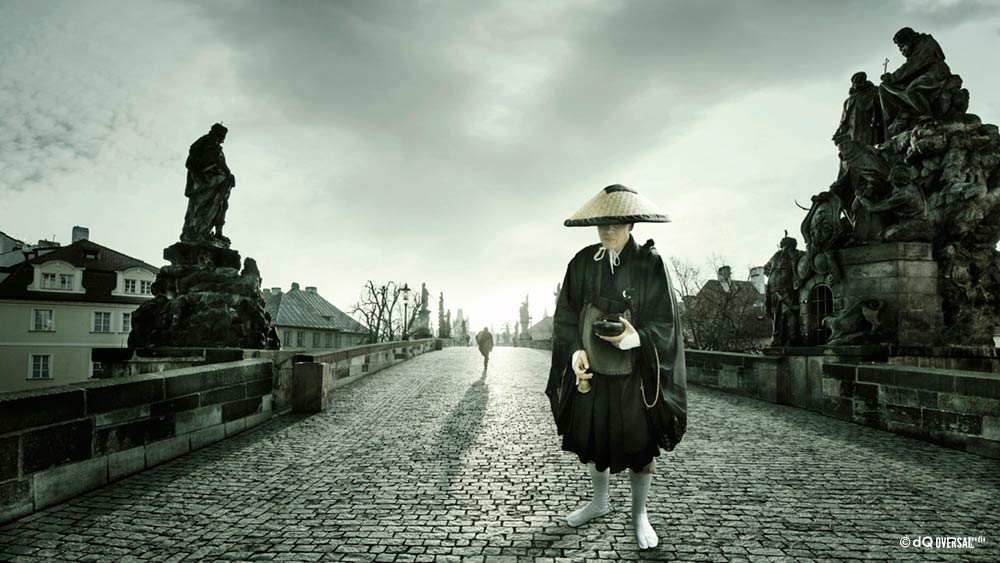 Portrait of a japanese monk with a straw hut standing on the stone bridge - わら小屋は、石の橋の上に立っていると日本の僧侶の肖像 SKU: po-0004b