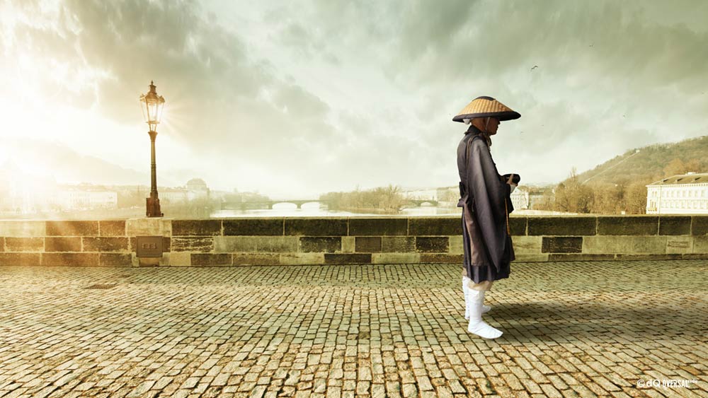 Japanese monk standing on the bridge made of bricks - レンガ製の橋の上に日本の僧侶が立っ SKU: ar-0022