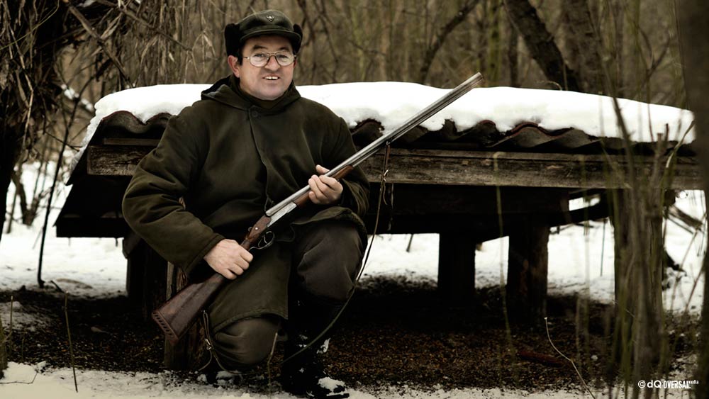 Portrait of a hunter with a gun in the snowy park - 雪に覆われた公園で、銃を持つハンターの肖像 SKU: po-0010b