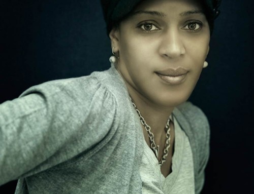 Retrato de una mujer que llevaba un sombrero y perlas earing negro SKU: po-0006